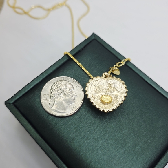 CHANEL Heart Pearl Pendant Necklace Gold/Cream on 20" Rope Chain - Picture 4 of 4